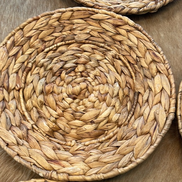 EUC Natural woven round plate chargers set of six - Picture 6 of 10